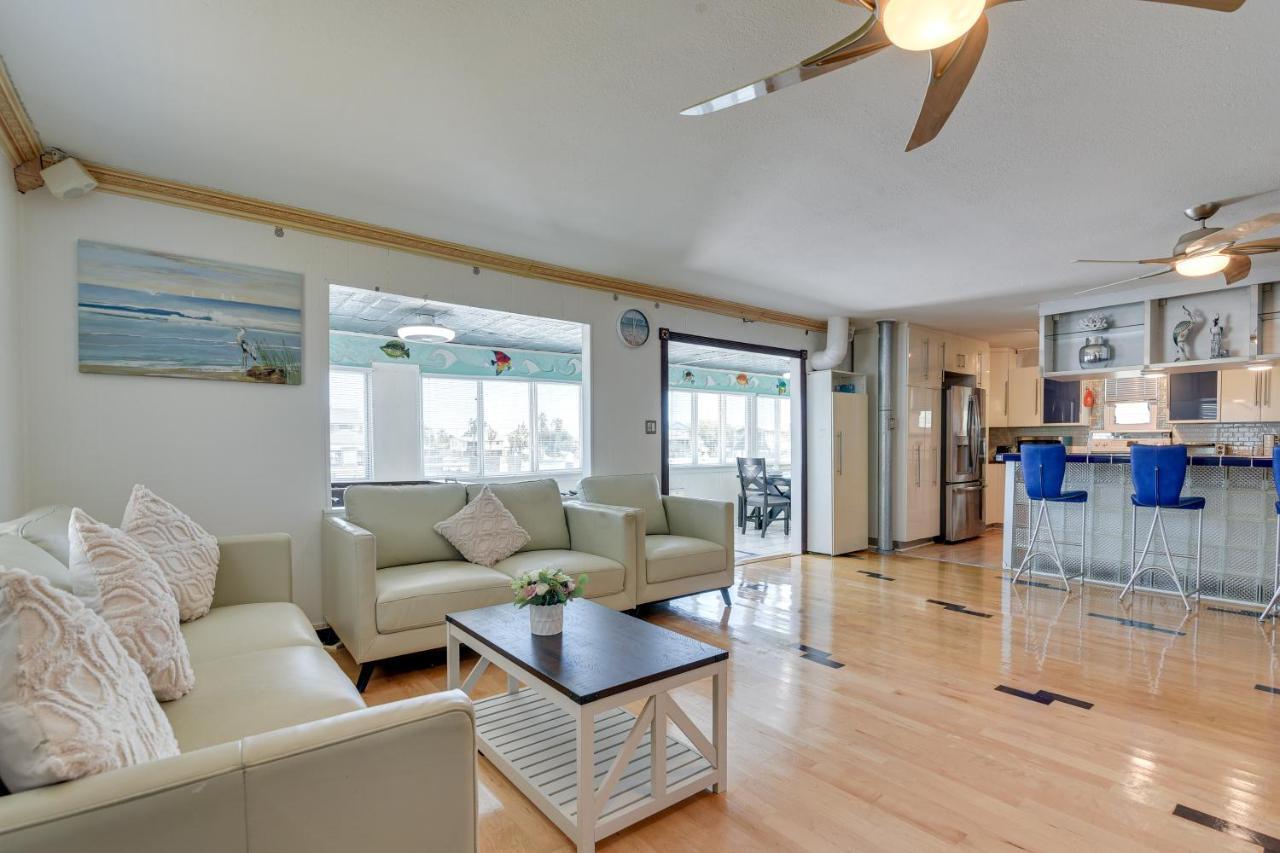 Waterfront Galveston Bay Retreat - 4 Mi To Beach! 외부 사진